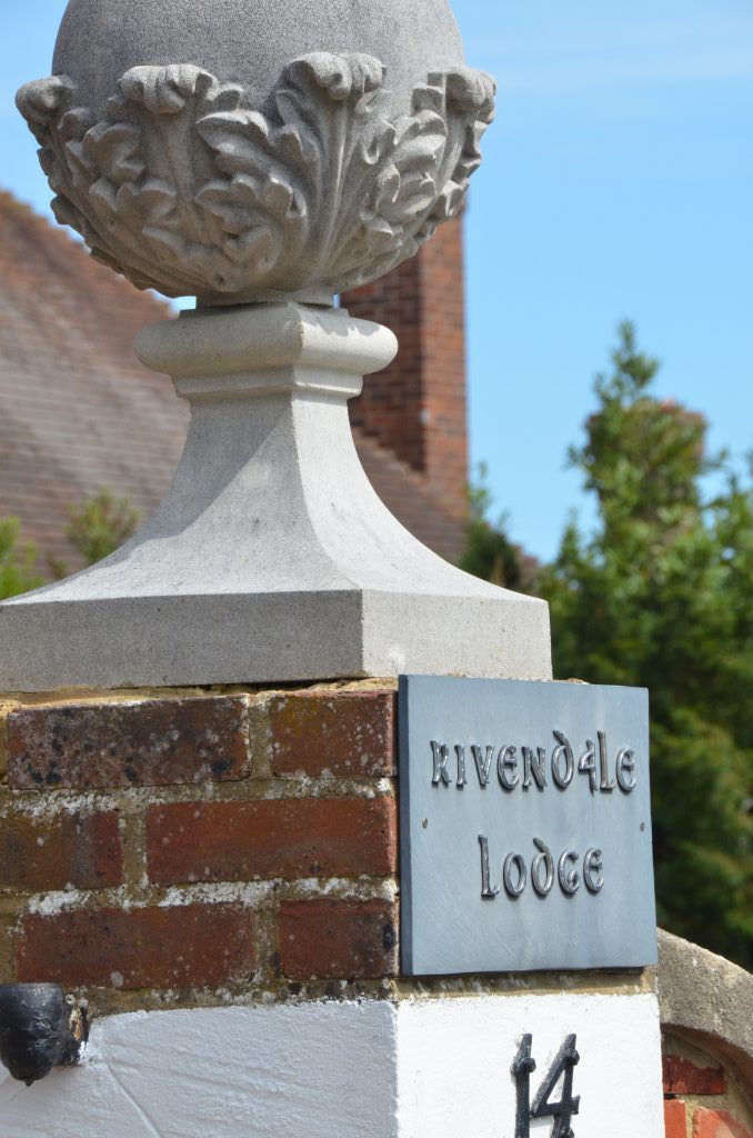 Rivendale Lodge - Name Post